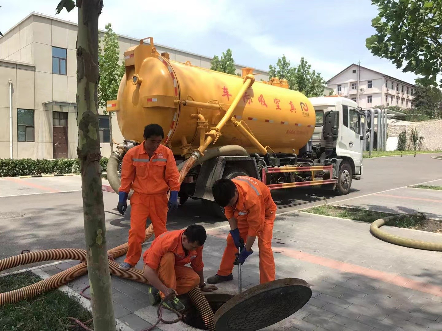 东平管道疏通车停在窨井附近