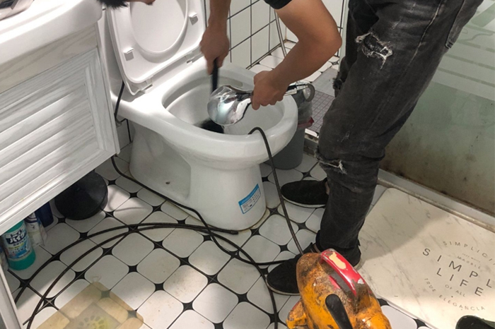 东平马桶堵塞自己疏通还是找师傅？专业上门服务让你省时更省心