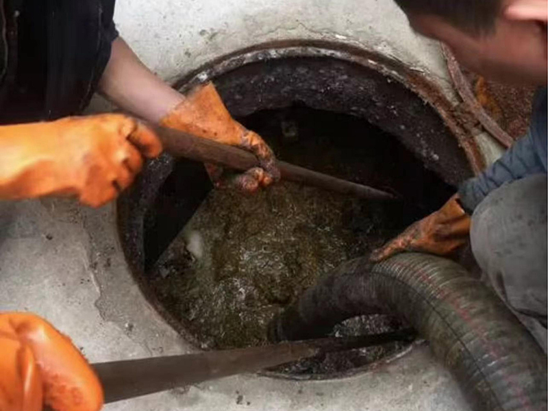 东平清理化粪池时如何避免沼气的危害？